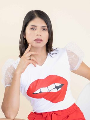 polo blanco con estampado de labio rojo