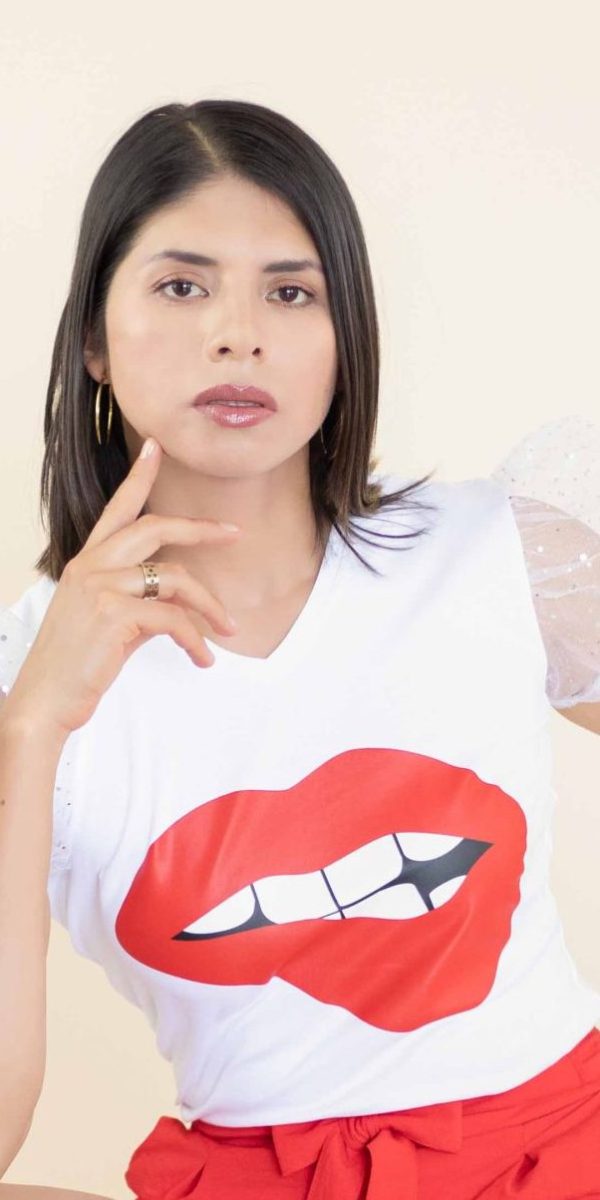 polo blanco con estampado de labio rojo
